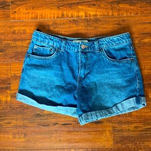 Levi’s Girlfriend Shorty Shorts